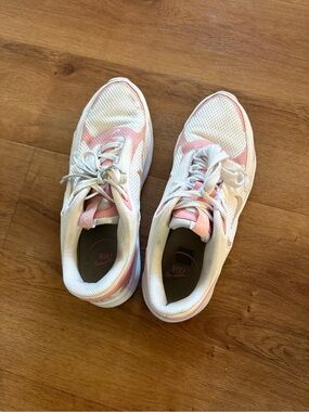 Nike AirMax’s Women’s White and Light Pink Athletic Sneakers